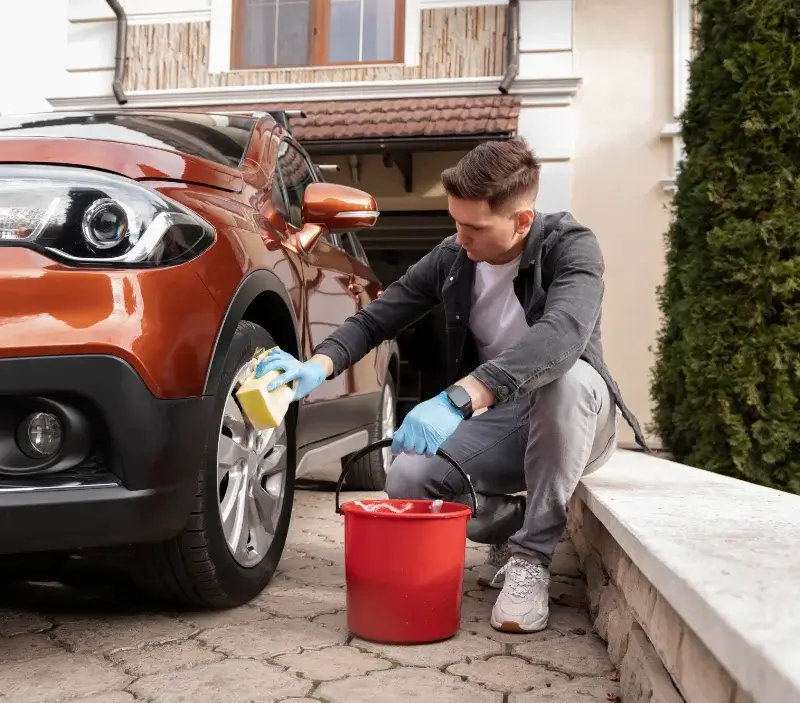 Lavage auto à domicile Gosné : professionnel intervenant sur un véhicule